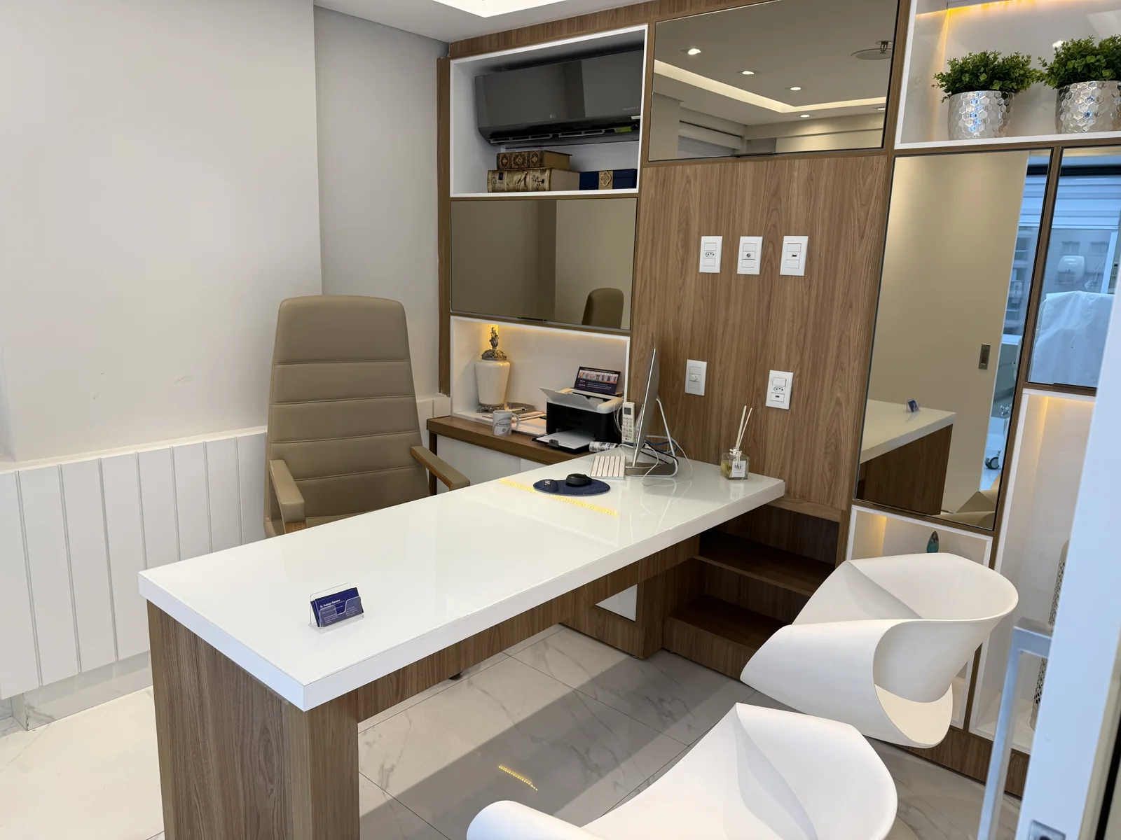 Consultório do IVL com mesa e cadeiras para a consulta