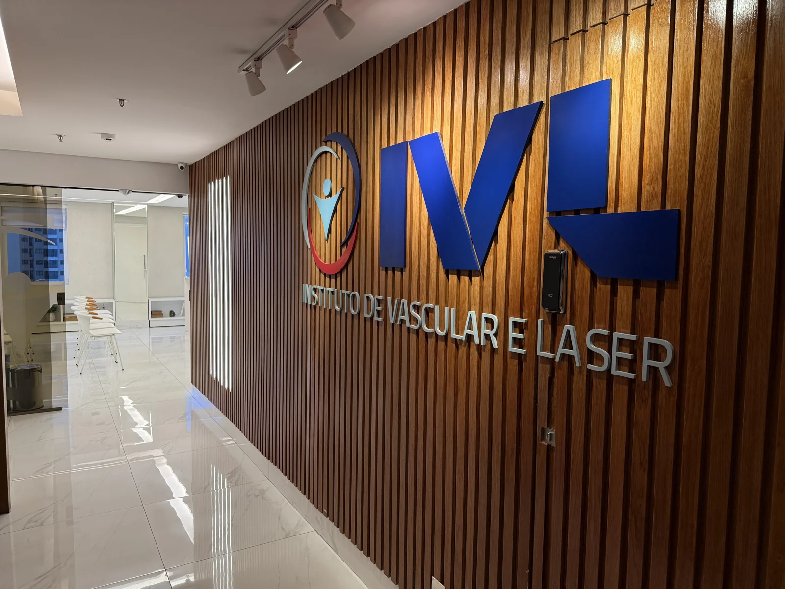 Entrada do Instituto de Vascular e Laser, com a marca IVL